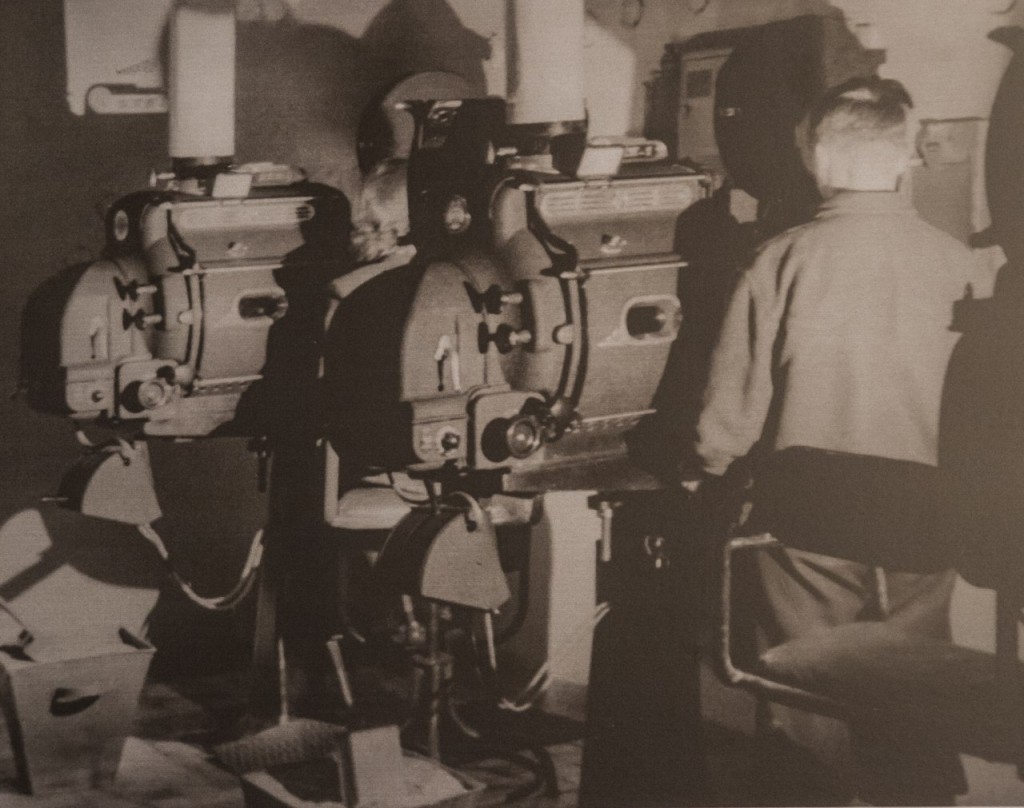 Киномеханик за работой в киноаппаратной.1952 год.