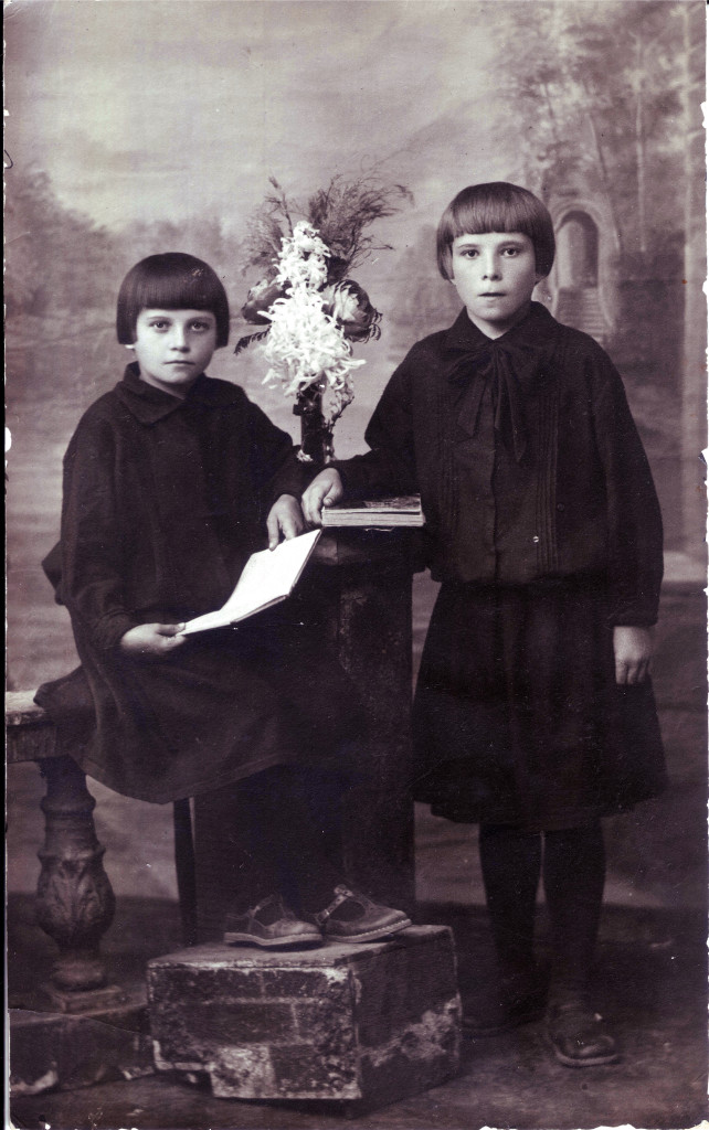 Валя и Нина Егоровы, 1924 год