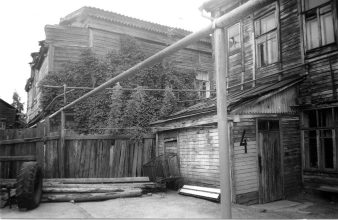 Справа - бывший доходный дом или дом Оли Бирюковой, конец 1990-х годов.
