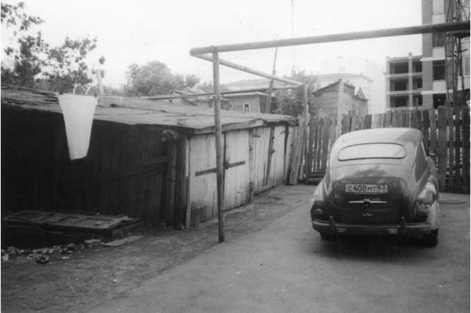 Сараи и машина Мишки Варсобы, конец 1990-х годов.