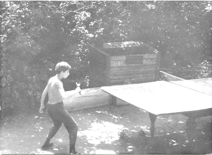На заднем плане - сиреневые кусты, лето, 1960-е годы.