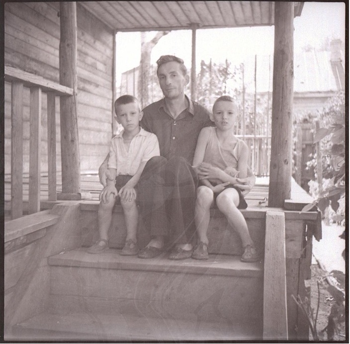 Крыльцо терраски, мой отец и старшие братья, лето, 1955 год