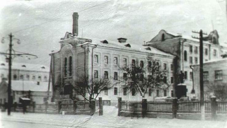 Первая настоящая губернская тюрьма была построена в 1898 году, и назвали её "Самарский крест". 