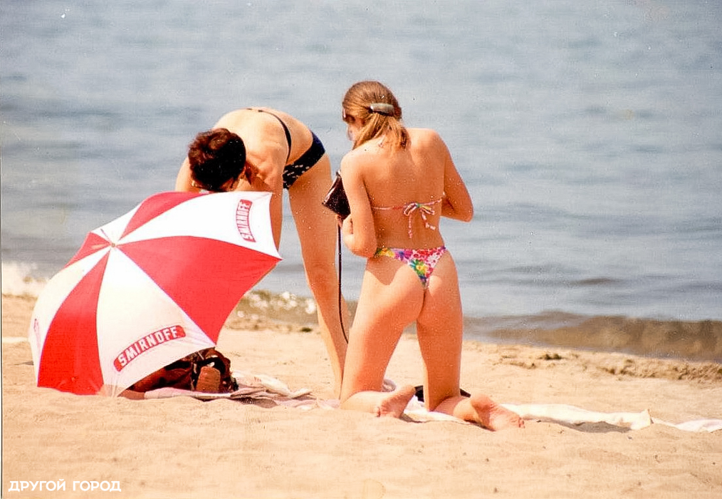 Девушки В Стрингах На Пляже