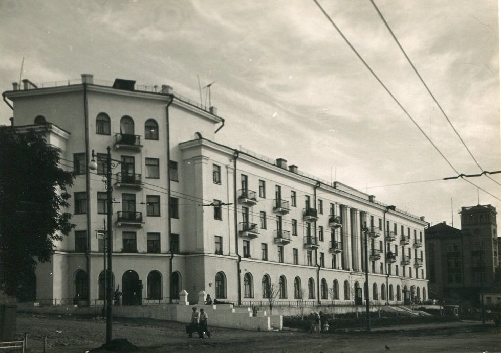 Ленинградская, 1
