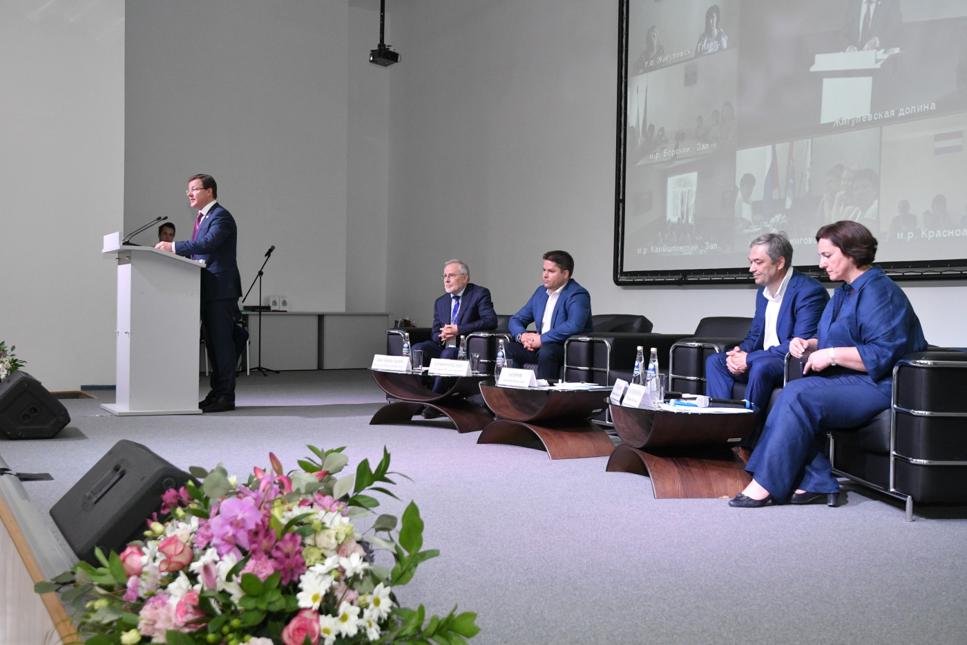 Губернатор Самарской области Дмитрий Азаров (в центре) отметил, выступая на Социальном форуме, что сотрудничество органов власти с научными, общественными и коммерческими организациями "кратно увеличивает их возможности"