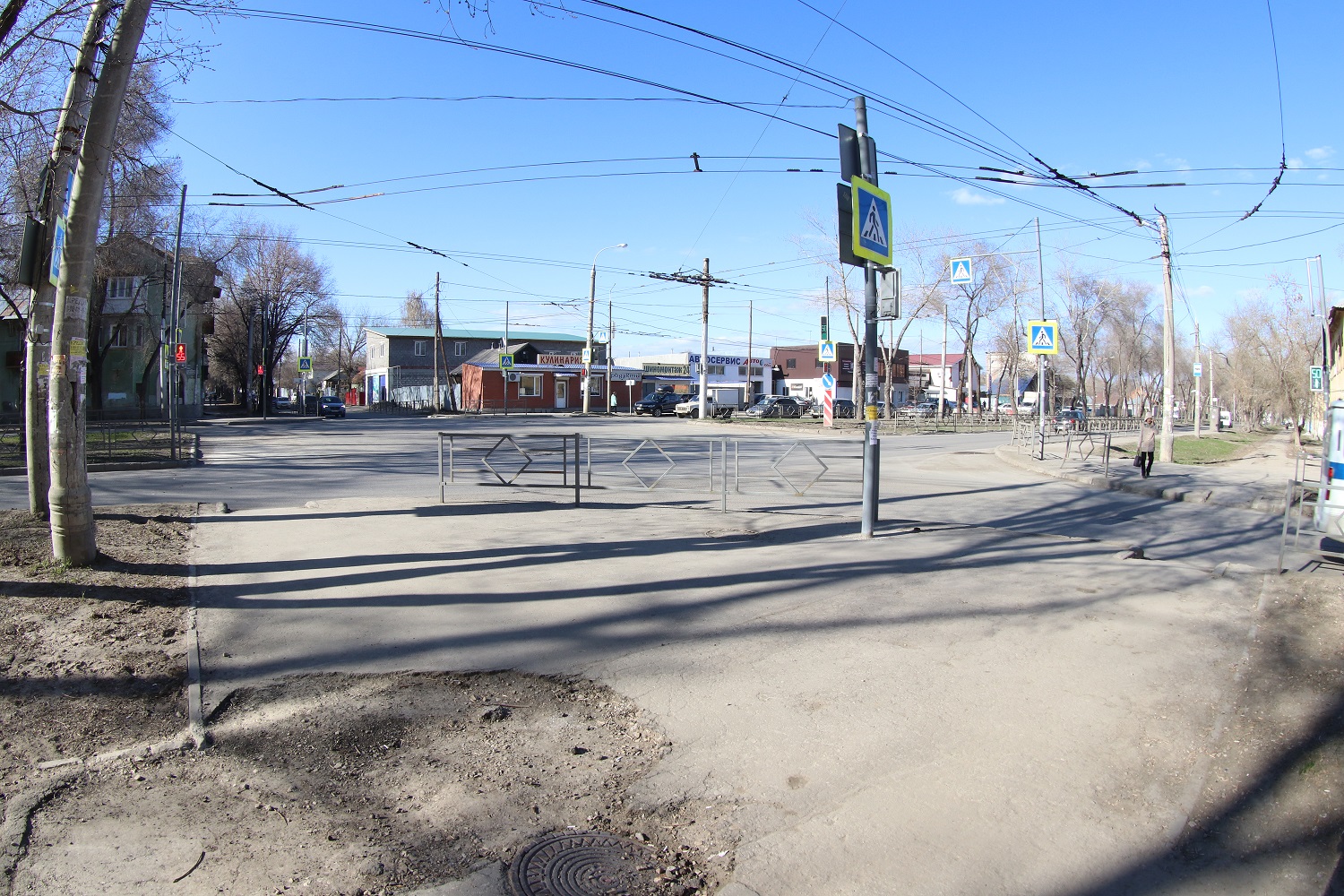 Улица Вольская — одна из самых опасных в Самаре для пешеходов, несмотря на относительно небольшой поток транспорта и многочисленные ограждения и знаки