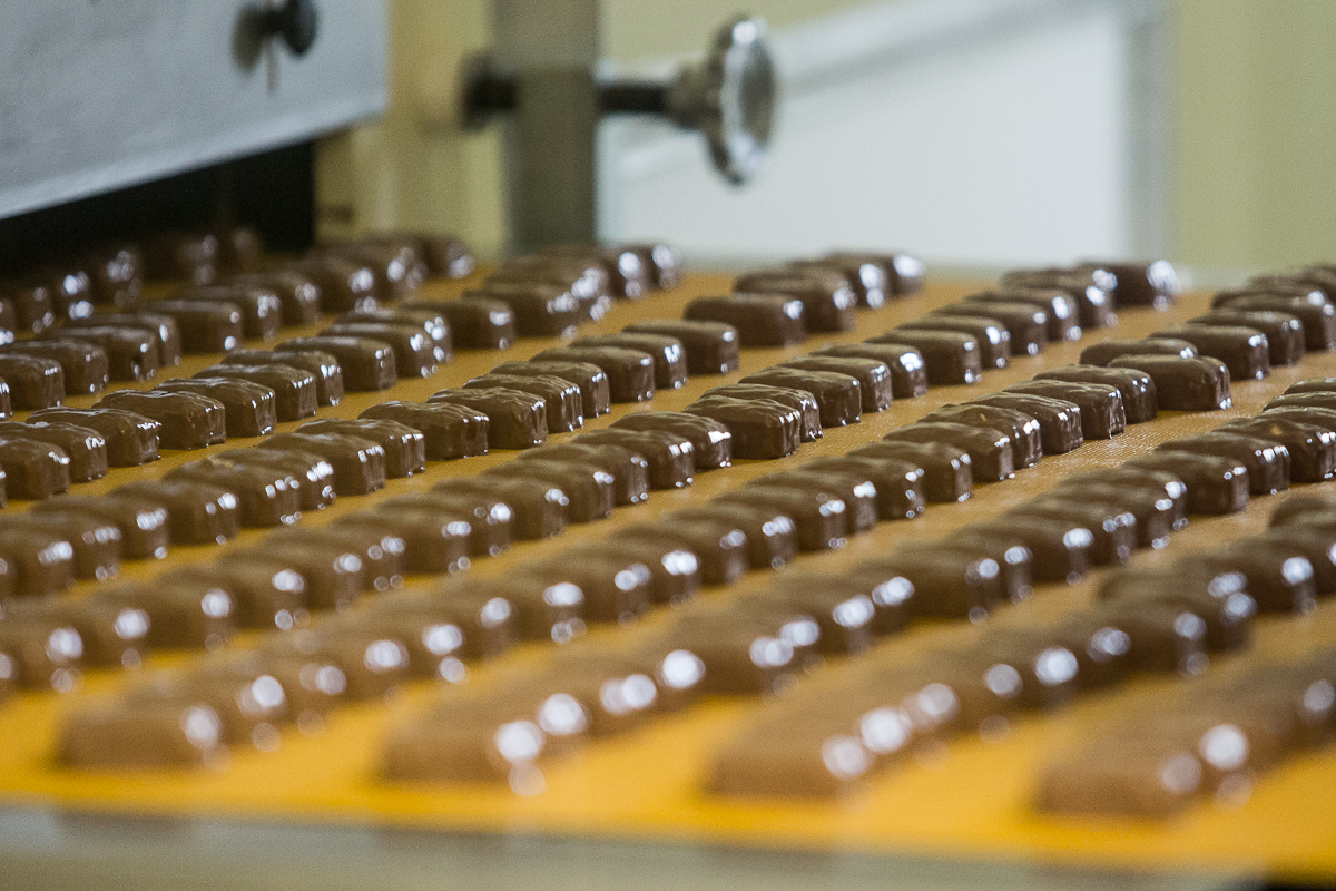 Фабрика шоколада цена. Новосибирская шоколадная фабрика конвейер. Шоколадная фабрика Новосибирск экскурсия. Шоколад Новосибирской шоколадной фабрики. Новосибирская шоколадная фабрика цех.