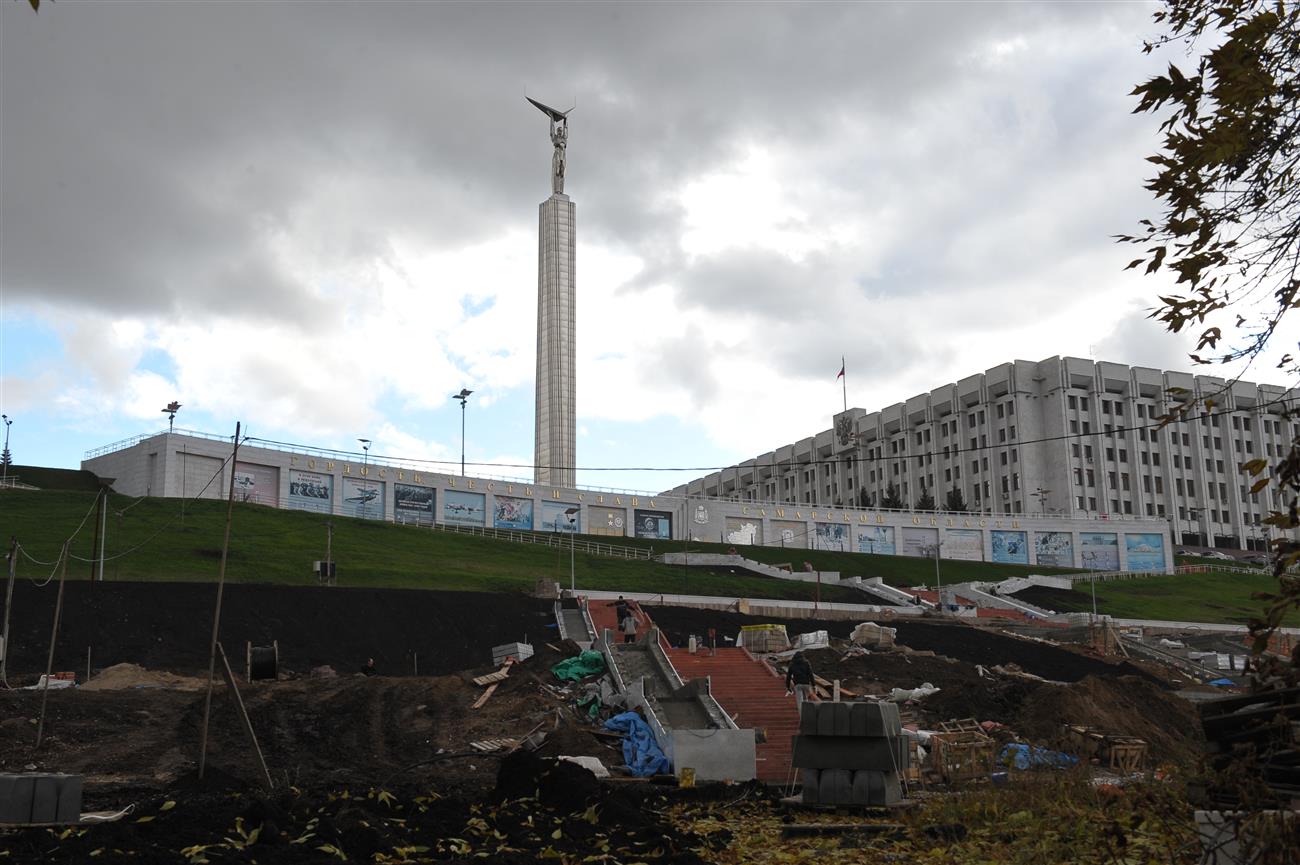 Самара стена. Здания на площади славы в Самаре. Маскировка зданий Самара к чемпионату. Тольятти стена Слава. Тольятти стена Слава видео.