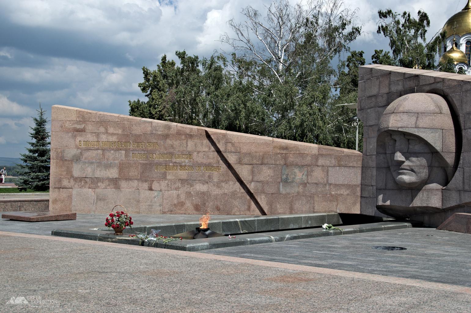 Мемориал площадь славы. Горельеф Скорбящей матери-родине Самара. Вечный огонь Самара площадь славы. Горельеф «Скорбящей матери-родине» на площади славы. Вечный огонь и монумент славы Самара.