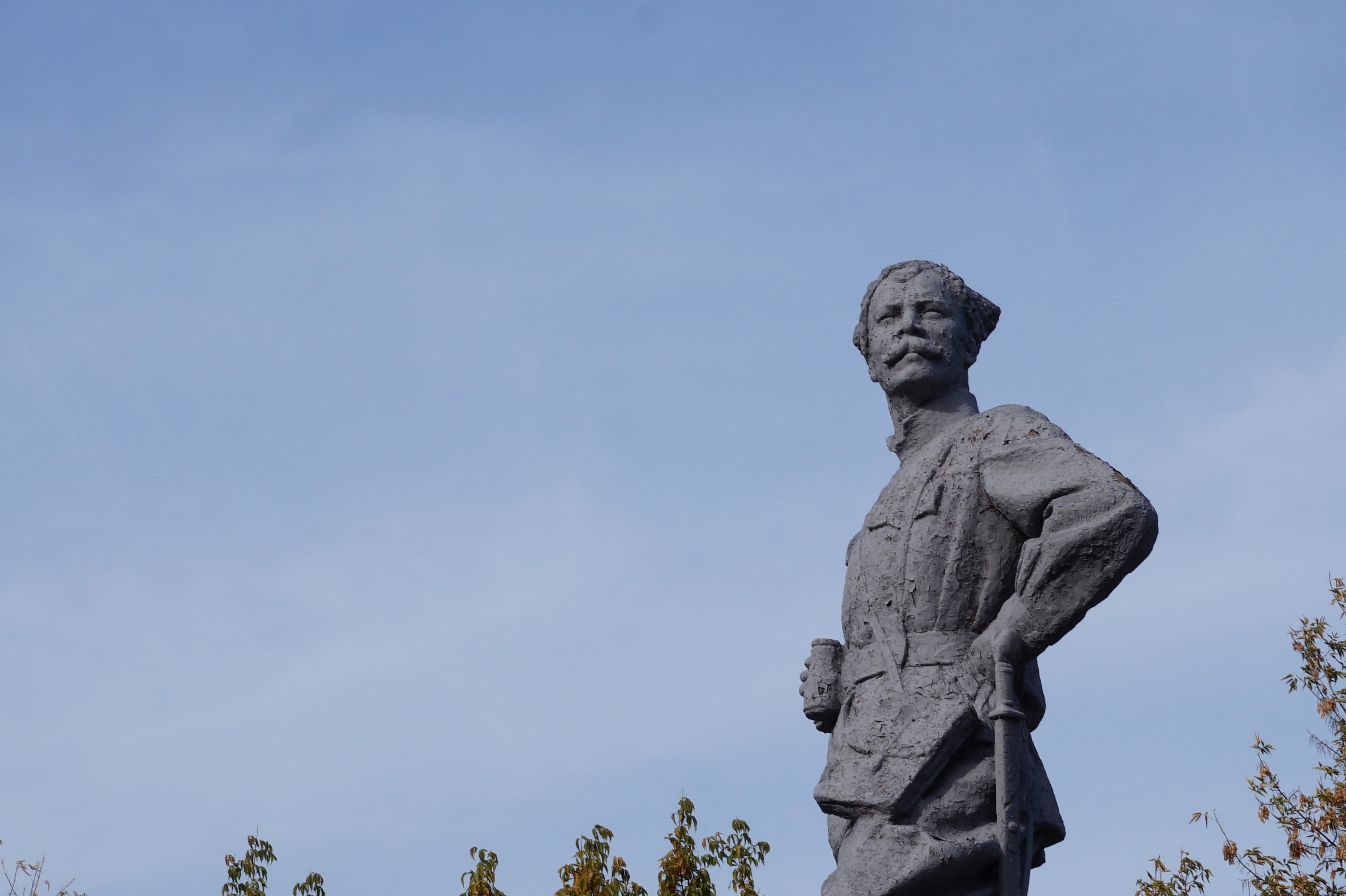 Чапаев самарская область. Чапаев памятник в Чапаевске. Памятник в.и. Чапаеву в г.Чапаевск. Памятник Чапаеву Чебоксары. Чапаев памятник в Уральске.