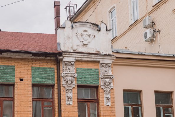 Фото отреставрированного фасада дома колокольникова Улица Ленинградская: тучерезы, купеческие дома и квартал речников Другой город -