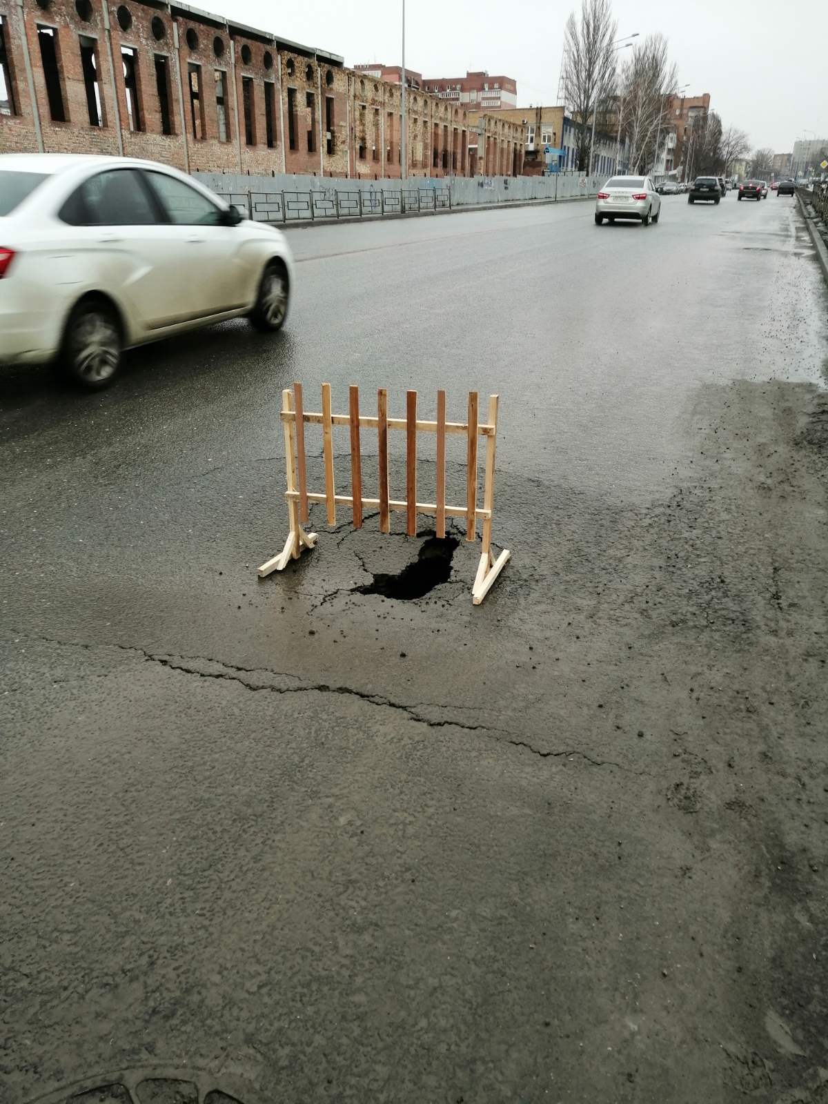 На Луначарского провалилась часть дороги. Её ремонтировали год назад |  Другой город - интернет-журнал о Самаре и Самарской области