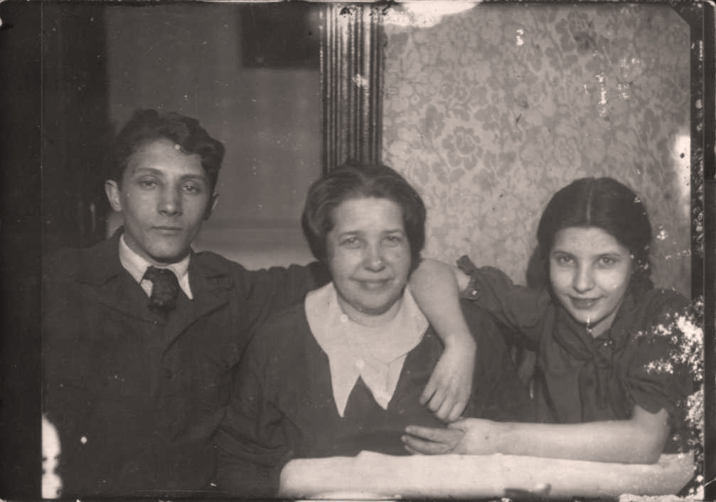 01 Роза Натанзон (крайняя справа) с мамой Любовью Константиновной и братом Овсеем. Москва, 1940 г.