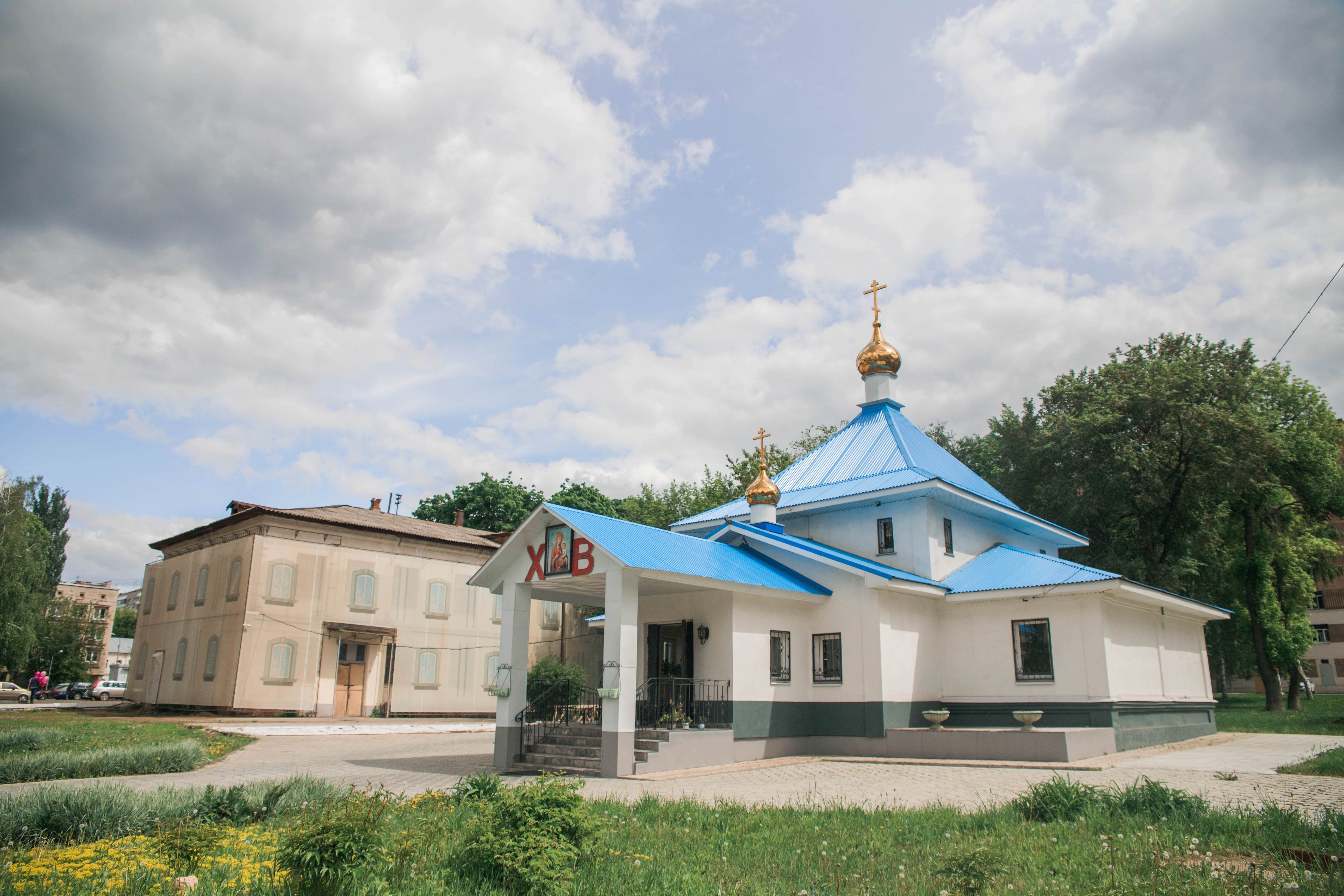 Дореволюционное здание на территории Пироговки и храм
