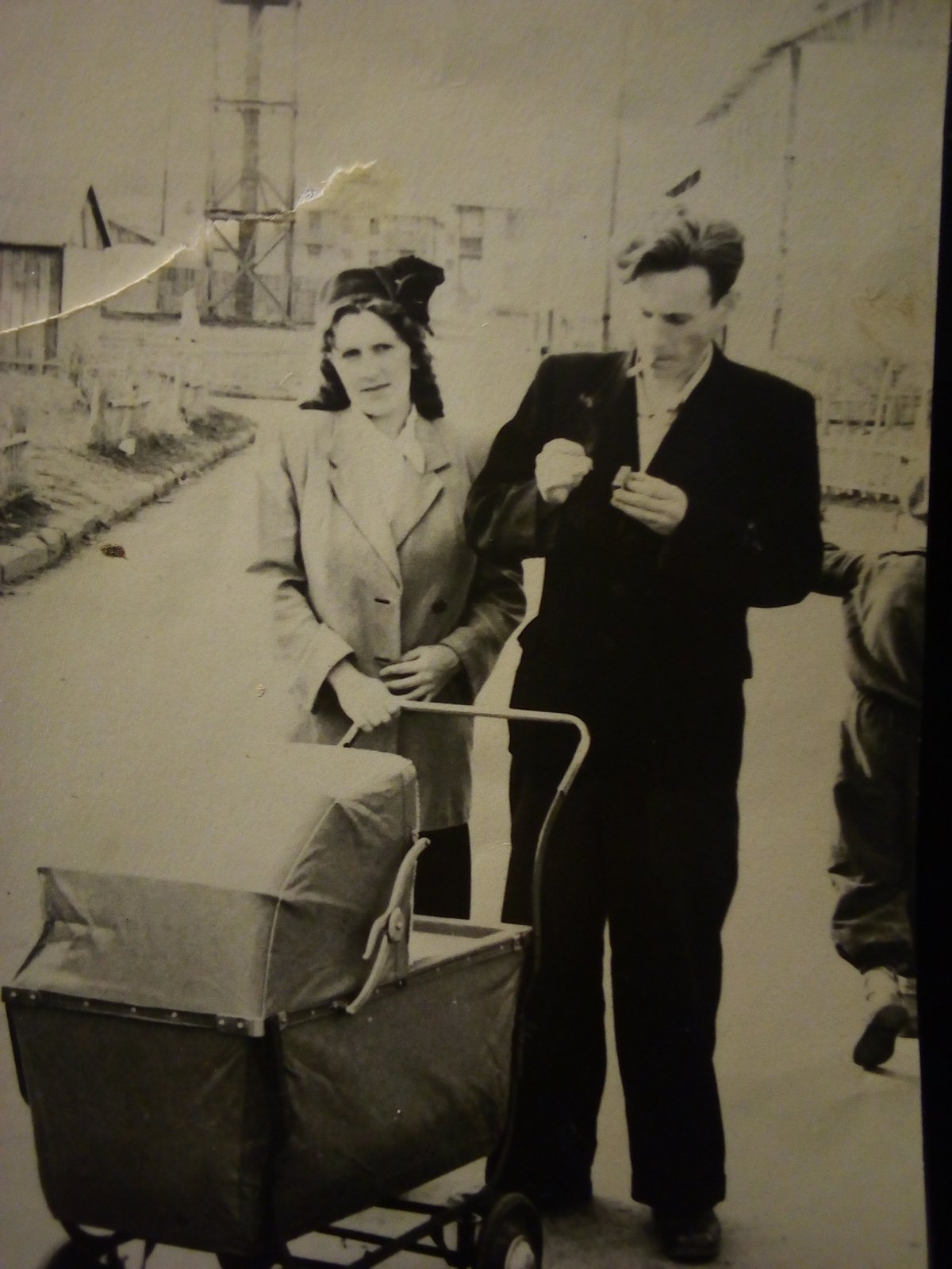 1956 год родители со мной во дворе на металлурге