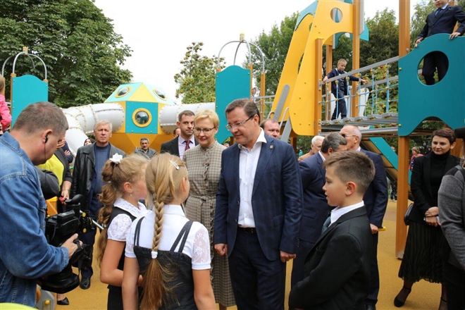 На открытии площадке с главой Самары Еленой Лапушкиной и губернатором Самарской области Дмитрием Азаровым 