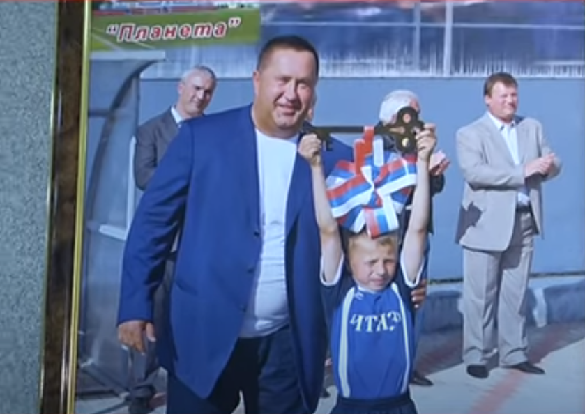 Павел Андреев за спиной Лалакина фото с открытия стадиона планета2