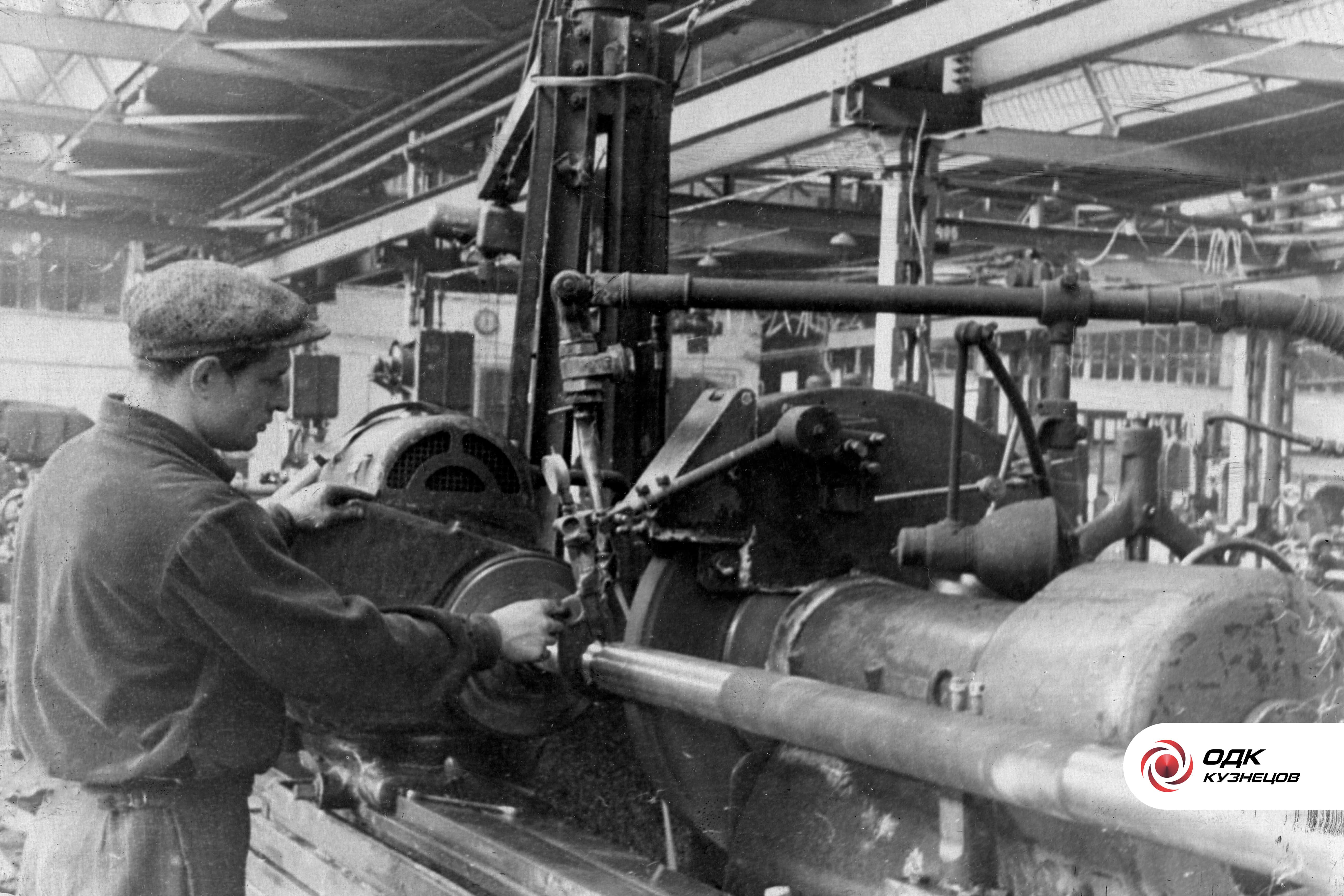 11 Рабочий за станком в механическом цехе завода 24 им  Фрунзе 1943 г