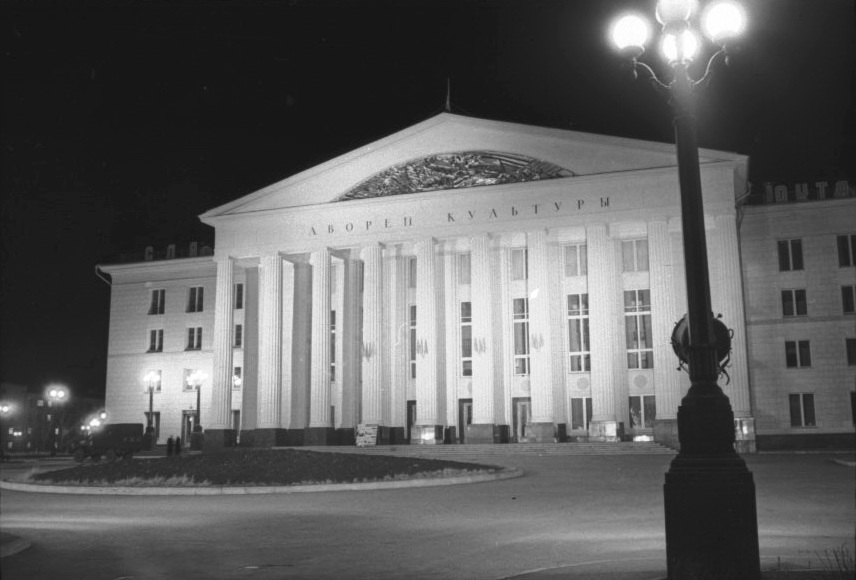 Дворец культуры на площади Кирова