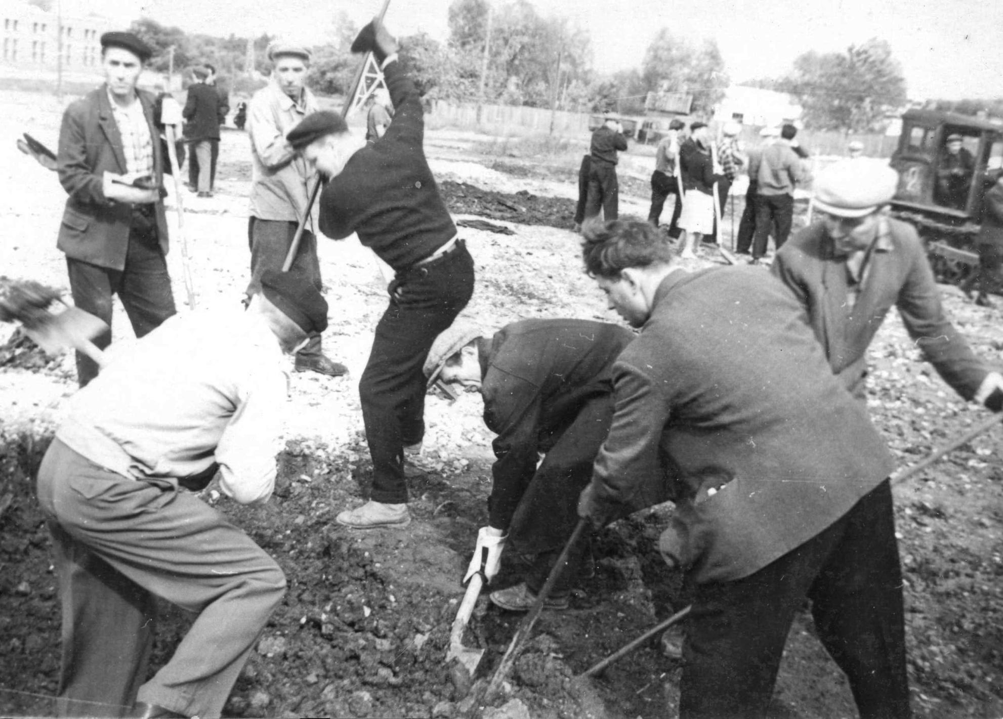 Закладка первого камня на строительства дома культуры завода КАТЭК Современник. 1960 год-min