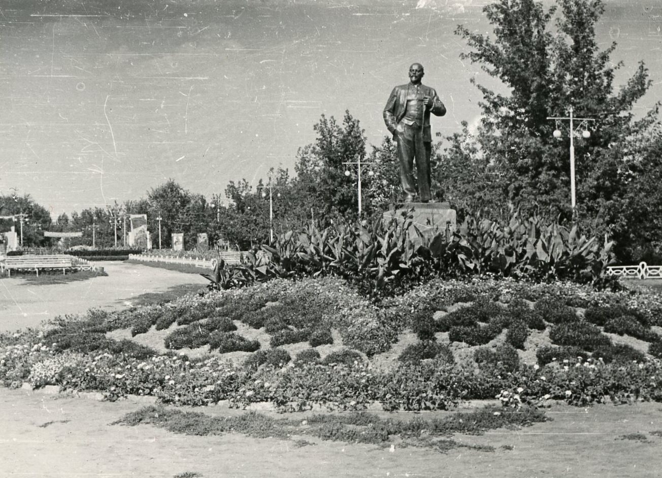 Памятник Ленину в сквере Родина