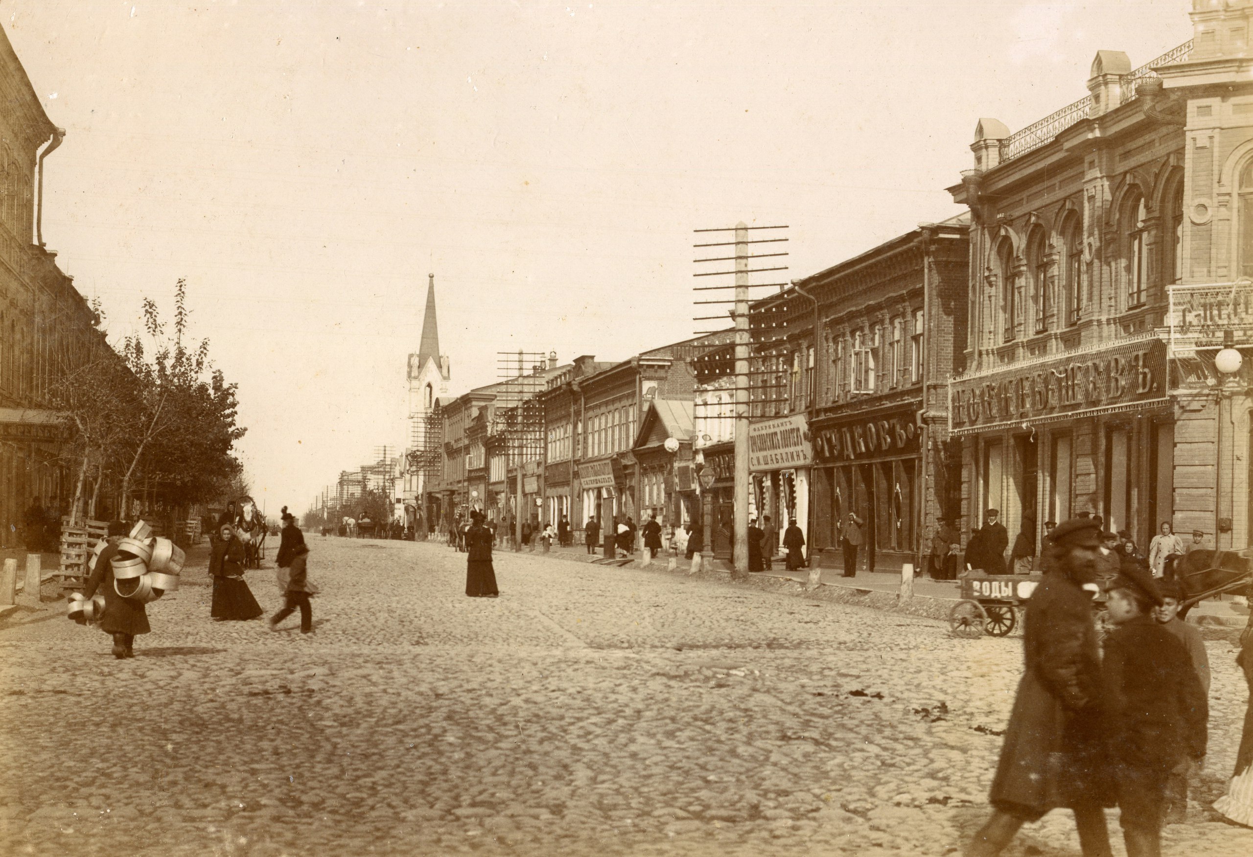Вид на нечетную сторону улицы Дворянской (Куйбышева), от Панской (Ленинградской) в сторону Предтеченской (Некрасовской). Фото 1890-х годов.