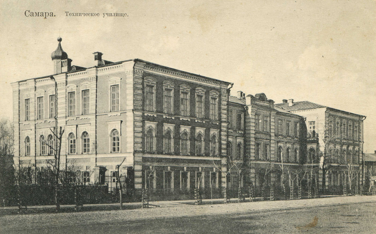 Техническое училище, ныне -- Самарский колледж железнодорожного транспорта им. Буянова.