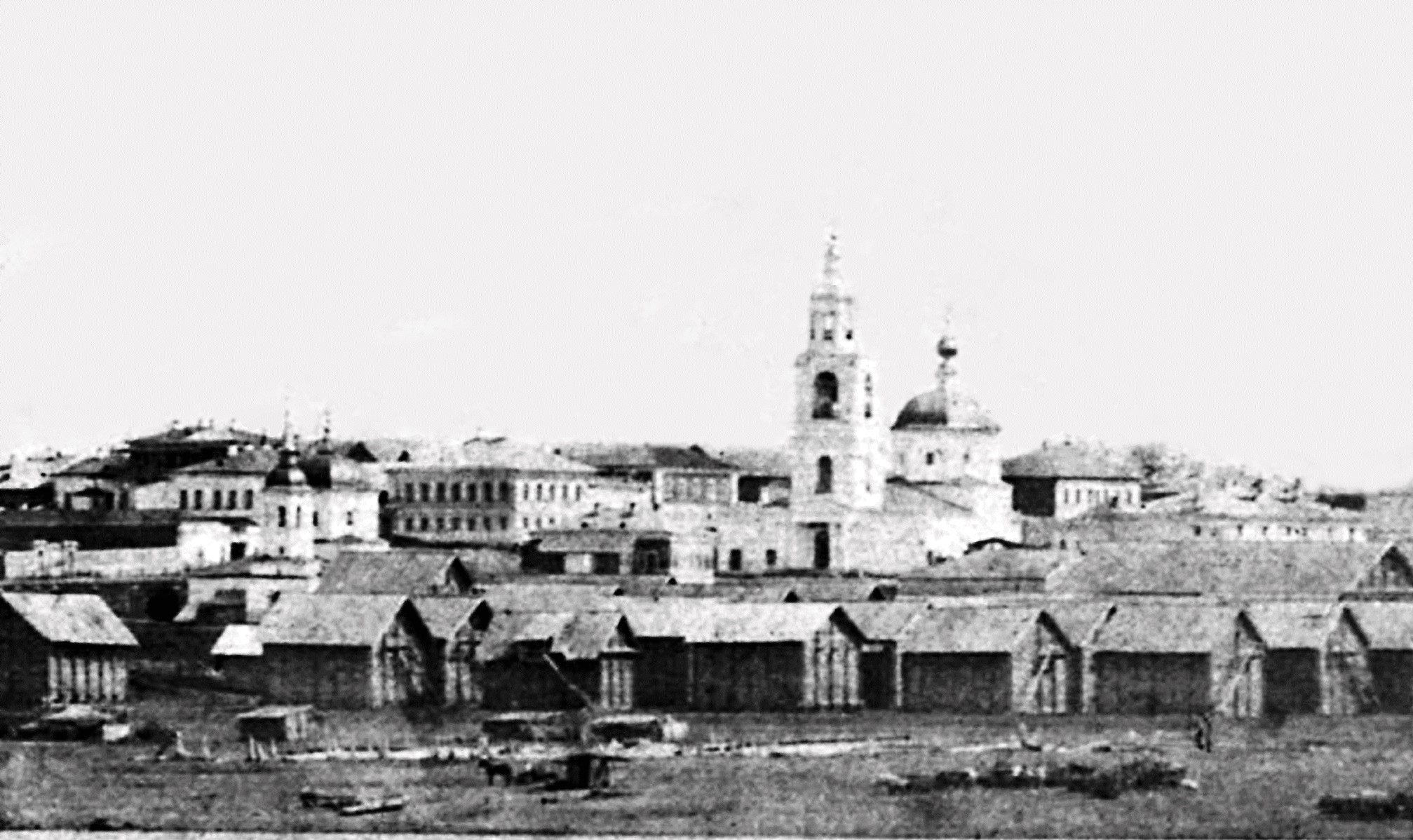 Вид на старую Хлебную площадь с Волги. В центре -- Казанский собор. На первом плане видны ряды хлебных амбаров. Фото примерно 1870-х годов.