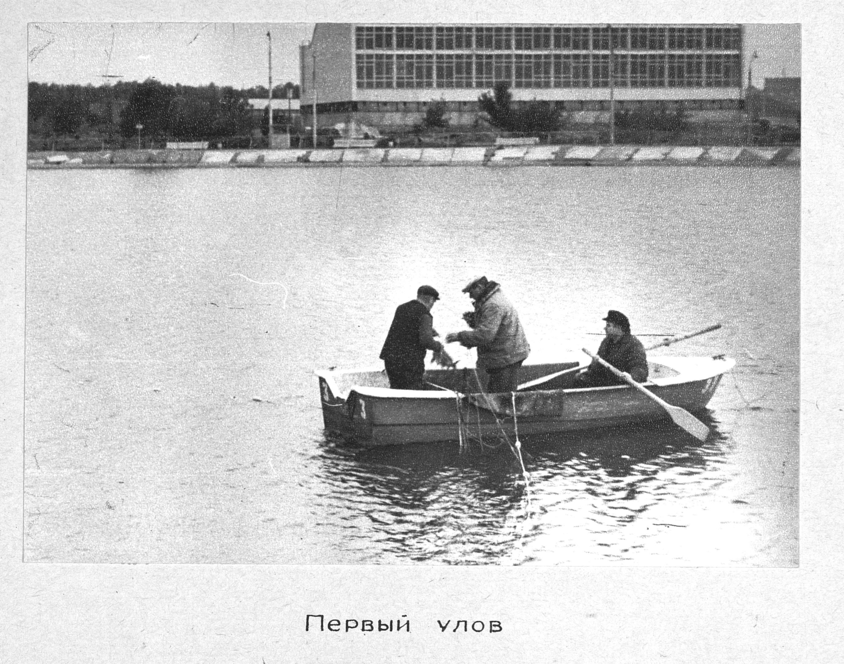 Рыбалка на озере в парке Металлургов