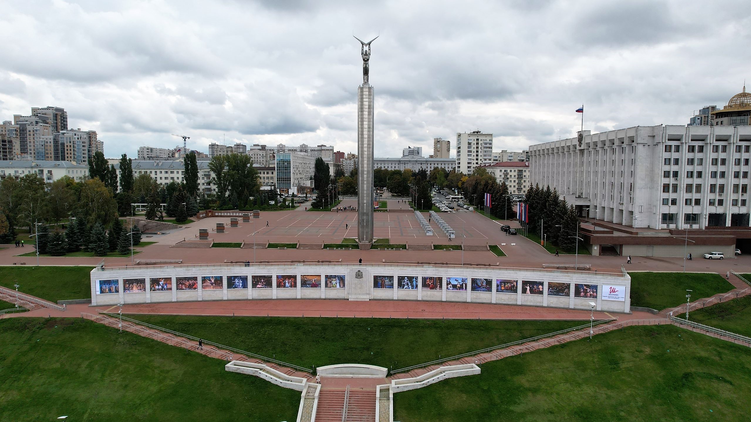 Площадь Славы и сквер 30-летия Победы: Ярмарочный спуск, монумент Славы,  здание проектных институтов и Дом советов | Другой город - интернет-журнал  о Самаре и Самарской области